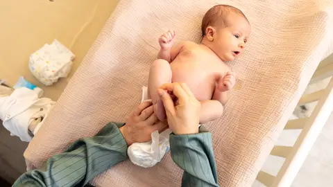 Cambio de pañal de un bebé Cambio de pañal de un bebé