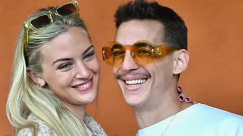 Miguel Herrán y su nueva novia en el photocall de Roland Garros Miguel Herrán y su nueva novia en el photocall de Roland Garros