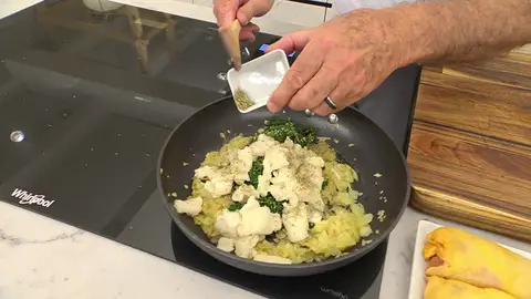 Agrega las espinacas, la miga de pan y la mejorana Agrega las espinacas, la miga de pan y la mejorana