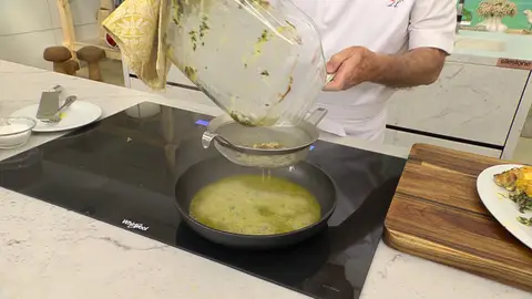 Cuela el líquido de la fuente a una sartén Cuela el líquido de la fuente a una sartén