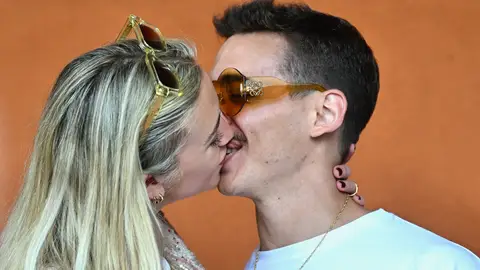 Miguel Herrán y su nueva novia besándose en el photocall de Roland Garros Miguel Herrán y su nueva novia besándose en el photocall de Roland Garros