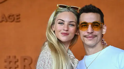 Miguel Herrán y su nueva novia en Roland Garros Miguel Herrán y su nueva novia en Roland Garros