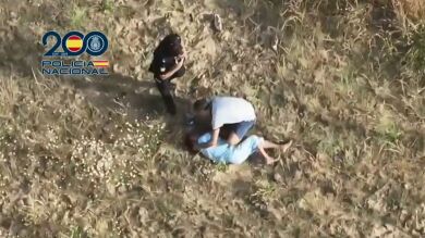 VÍDEO | Rescatan en Leganés a una pareja con Alzheimer desparecida: la mujer se encontraba desplomada en mitad del campo