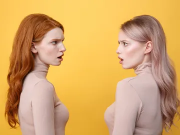 Dos mujeres se comparan una con otra Dos mujeres se comparan una con otra