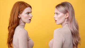 Dos mujeres se comparan una con otra