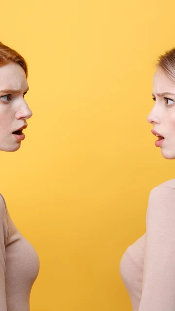 Dos mujeres se comparan una con otra