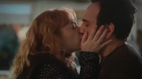 “Después de la operación hablamos”: Bahar calla su dolor con un beso a Evren “Después de la operación hablamos”: Bahar calla su dolor con un beso a Evren