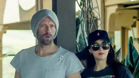 Chris Martin y Dakota Johnson Chris Martin y Dakota Johnson