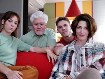 Victoria Luengo, Pedro Almodóvar, Patrick Criado y Bárbara Lennie en el rodaje de Amarga Navidad Victoria Luengo, Pedro Almodóvar, Patrick Criado y Bárbara Lennie en el rodaje de Amarga Navidad