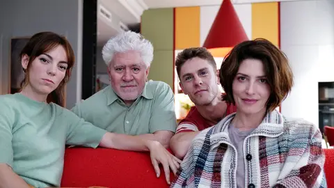 Victoria Luengo, Pedro Almodóvar, Patrick Criado y Bárbara Lennie en el rodaje de Amarga Navidad Victoria Luengo, Pedro Almodóvar, Patrick Criado y Bárbara Lennie en el rodaje de Amarga Navidad