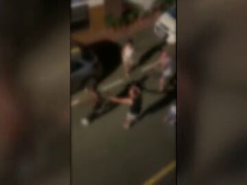 Golpea brutalmente a una mujer en plena calle y los vecinos le dan una paliza para vengarse