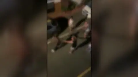 Golpea brutalmente a una mujer en plena calle y los vecinos le dan una paliza para vengarse Golpea brutalmente a una mujer en plena calle y los vecinos le dan una paliza para vengarse