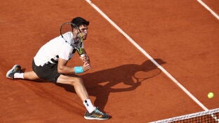 Carlos Alcaraz ejecuta un rev&eacute;s ante Sinner en la final de Roland Garros