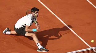 Carlos Alcaraz ejecuta un revés ante Sinner en la final de Roland Garros Carlos Alcaraz ejecuta un revés ante Sinner en la final de Roland Garros