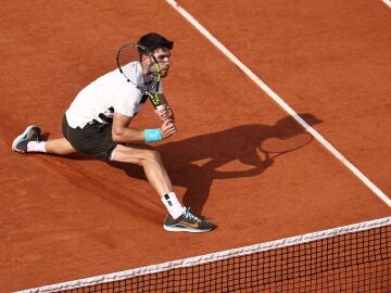 Carlos Alcaraz ejecuta un revés ante Sinner en la final de Roland Garros