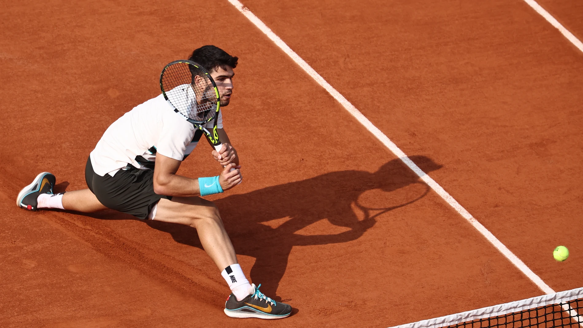 Carlos Alcaraz ejecuta un revés ante Sinner en la final de Roland Garros Carlos Alcaraz ejecuta un revés ante Sinner en la final de Roland Garros