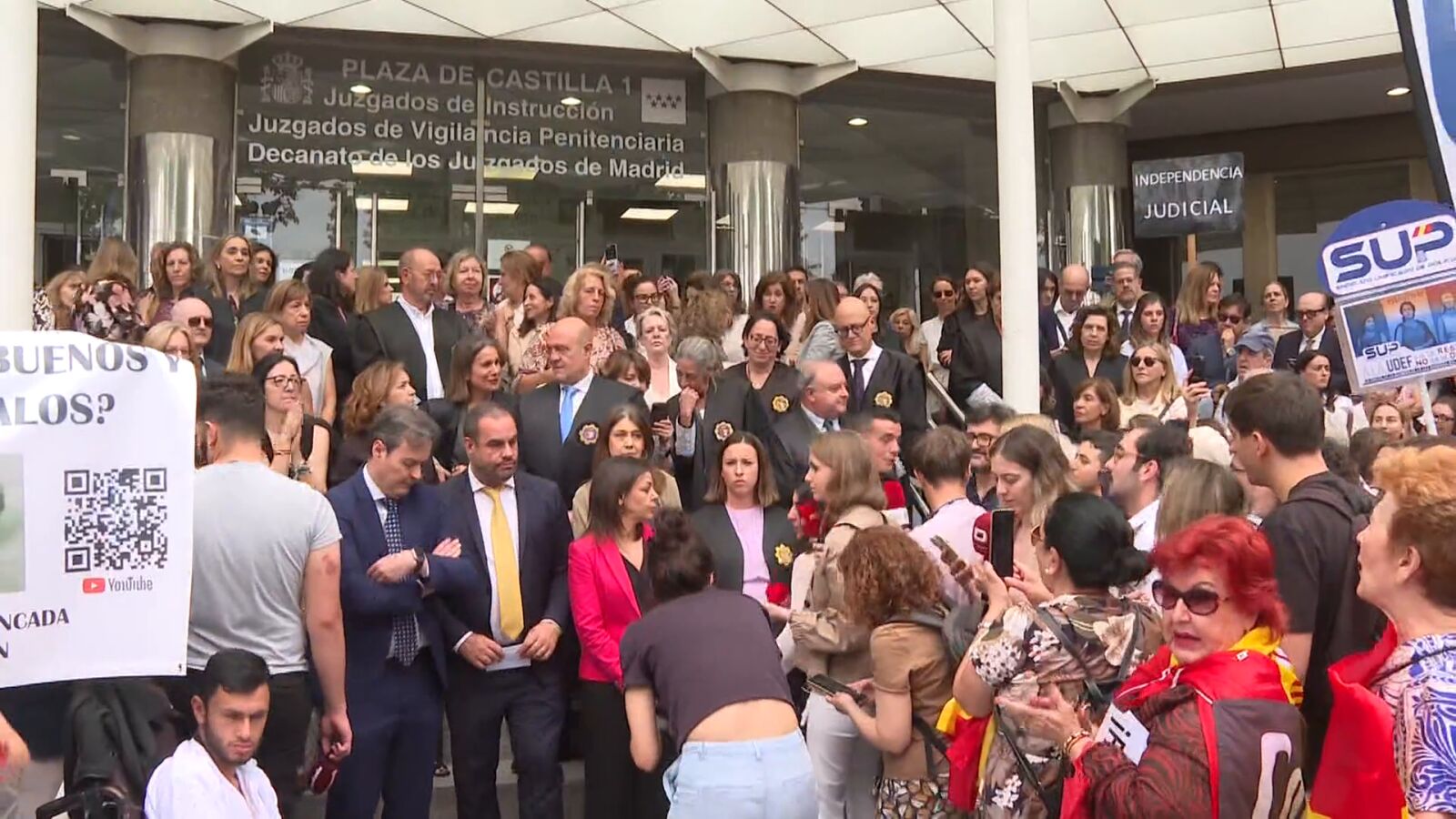 Jueces y fiscales protagonizan un paro simbólico y amenazan al Gobierno con convocar una huelga si no retira las reformas 