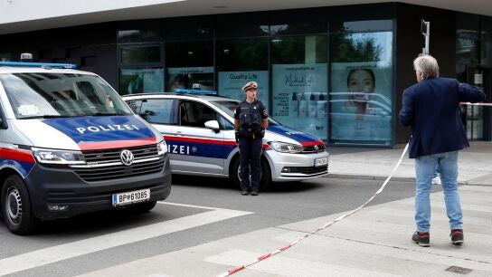 Los agentes de polic&iacute;a aseguran la fachada del instituto Dreierschutzengasse.