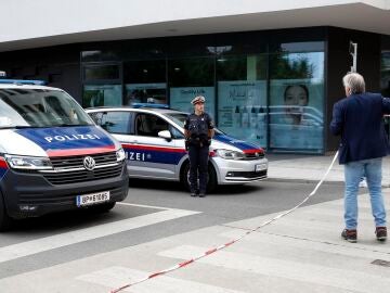Los agentes de policía aseguran la fachada del instituto Dreierschutzengasse.
