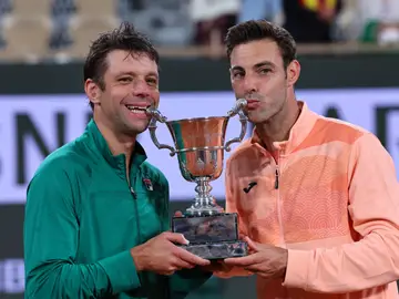 Horacio Zeballos y Marcel Granollers, con el trofeo de dobles de Roland Garros Horacio Zeballos y Marcel Granollers, con el trofeo de dobles de Roland Garros