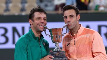 Horacio Zeballos y Marcel Granollers, con el trofeo de dobles de Roland Garros