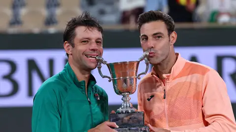 Horacio Zeballos y Marcel Granollers, con el trofeo de dobles de Roland Garros Horacio Zeballos y Marcel Granollers, con el trofeo de dobles de Roland Garros