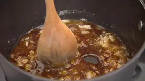 Mezcla suavemente hasta que se forme un bonito caramelo dorado Mezcla suavemente hasta que se forme un bonito caramelo dorado