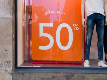 Escaparate con rebajas de verano Escaparate con rebajas de verano