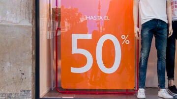Escaparate con rebajas de verano