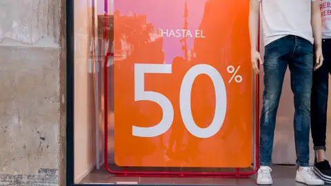 Escaparate con rebajas de verano Escaparate con rebajas de verano