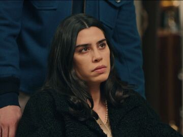 María vuelve a casa de los De la Reina y le deja claro a Begoña que Andrés no se separará de su lado