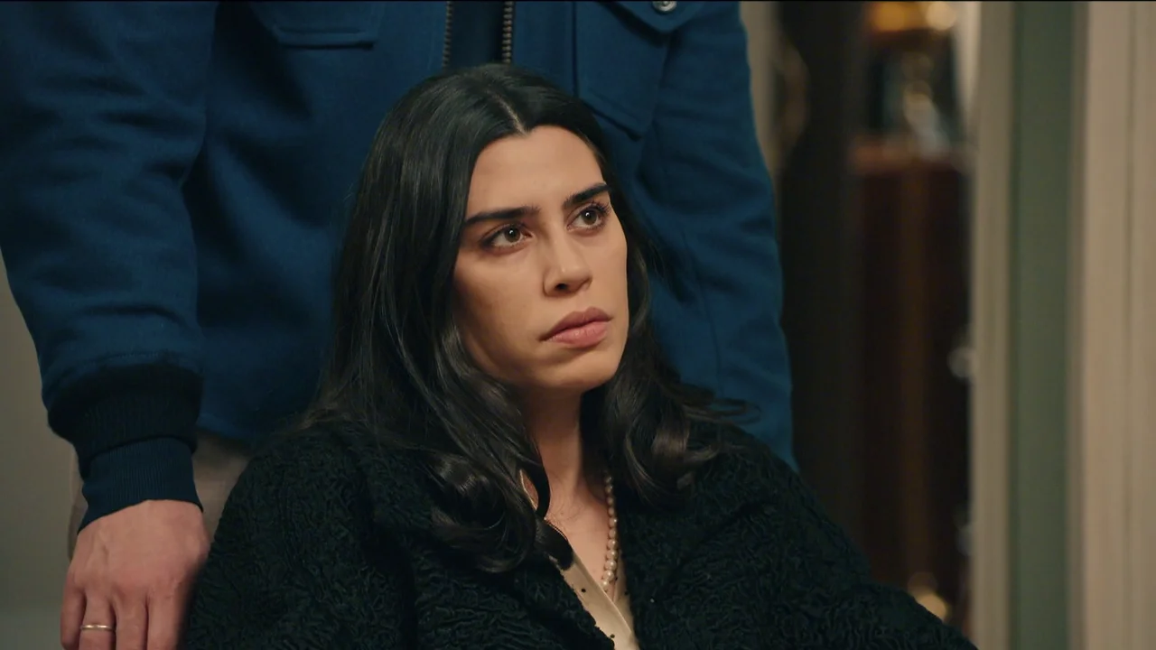 María vuelve a casa de los De la Reina y le deja claro a Begoña que Andrés no se separará de su lado