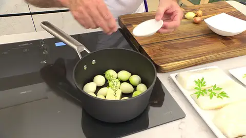 Introduce las cebollitas y cocínalas a fuego suave Introduce las cebollitas y cocínalas a fuego suave