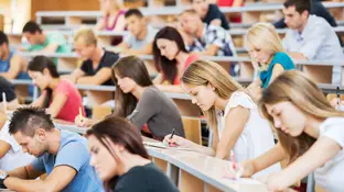 Alumnos universitarios en un examen Alumnos universitarios en un examen