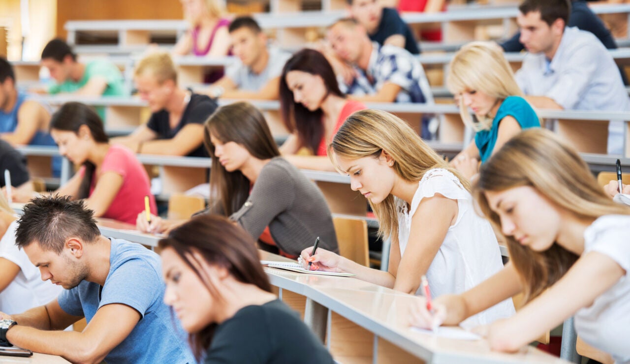 Alumnos universitarios en un examen