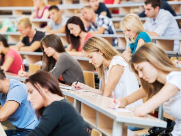 Alumnos universitarios en un examen