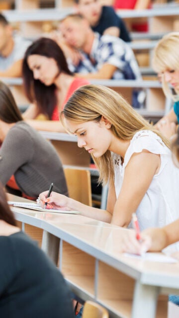 Alumnos universitarios en un examen