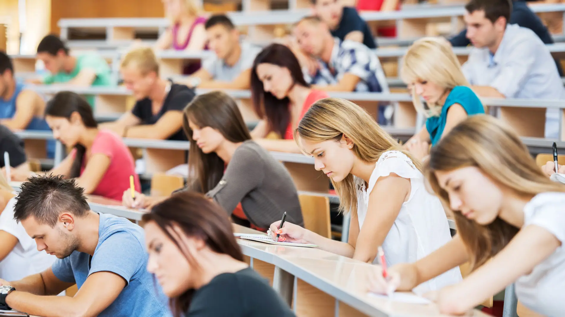 Alumnos universitarios en un examen Alumnos universitarios en un examen