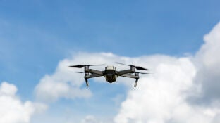 Un dron sobrevolando el cielo