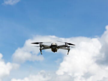 Un dron sobrevolando el cielo