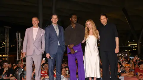 Brad Pitt, el director Joseph Kosinski, Damson Idris, Kerry Condon y el productor Jeremy Kleiner promocionando la película F1 Brad Pitt, el director Joseph Kosinski, Damson Idris, Kerry Condon y el productor Jeremy Kleiner promocionando la película F1