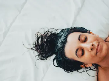 Dormir con el pelo mojado Dormir con el pelo mojado