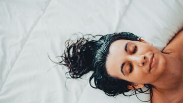 Dormir con el pelo mojado