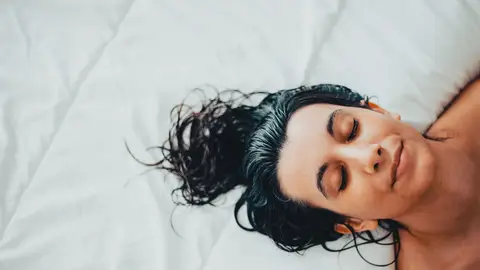 Dormir con el pelo mojado Dormir con el pelo mojado