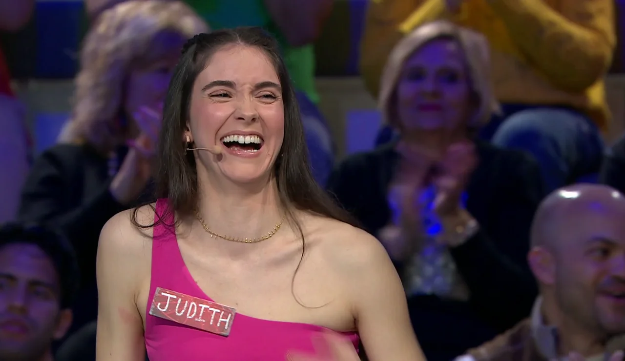 Judith se deja llevar por la música y comete un pequeño error al resolver: “Encima lo he dicho cursi y ha quedado peor”