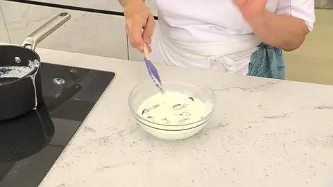 Cuando la nata empiece a hervir, viértela sobre el chocolate Cuando la nata empiece a hervir, viértela sobre el chocolate