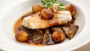 Bacalao con setas y cebollitas glaseadas con soja