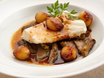 Bacalao con setas y cebollitas glaseadas con soja
