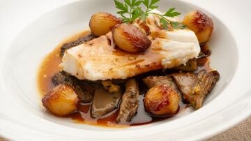 Bacalao con setas y cebollitas glaseadas con soja