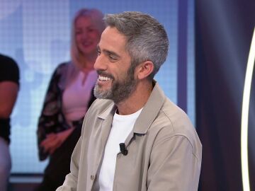 J.J. Vaquero no deja pasar la oportunidad de bromear con Roberto Leal y su sorprendente f&iacute;sico 
